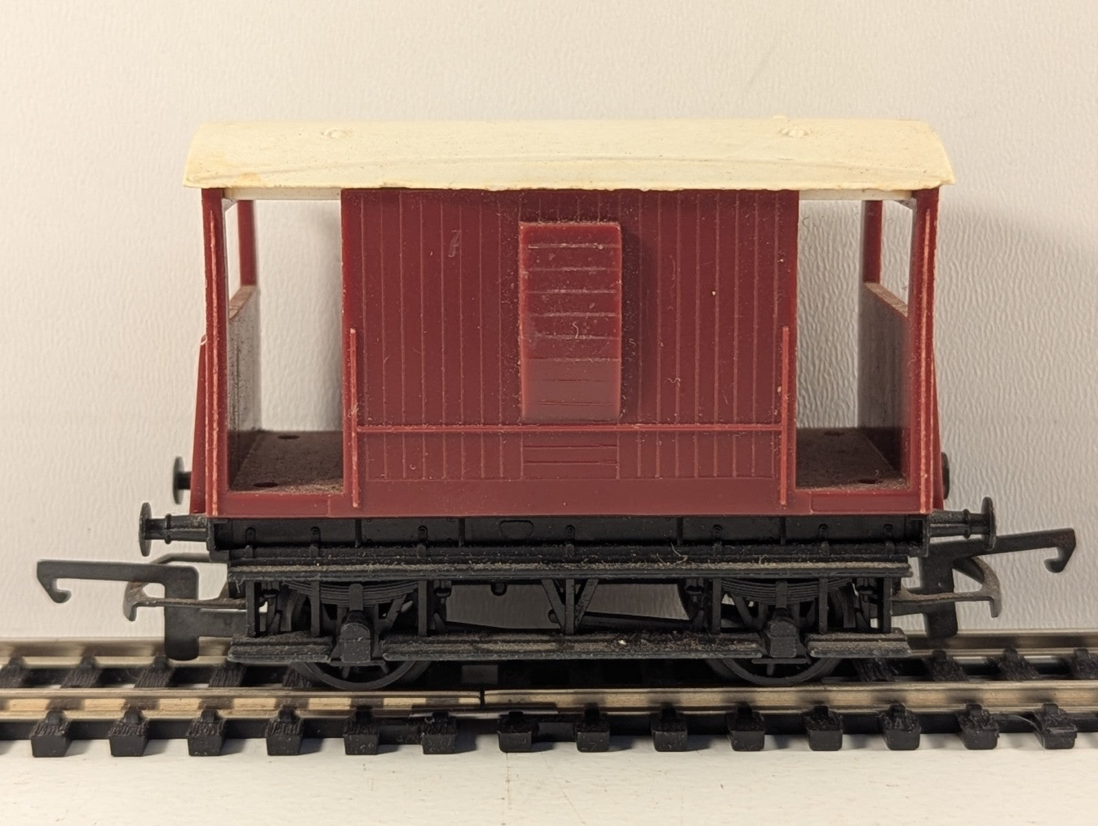 Tri-ang Railways R16 BR 20-Ton Brake Van Brown