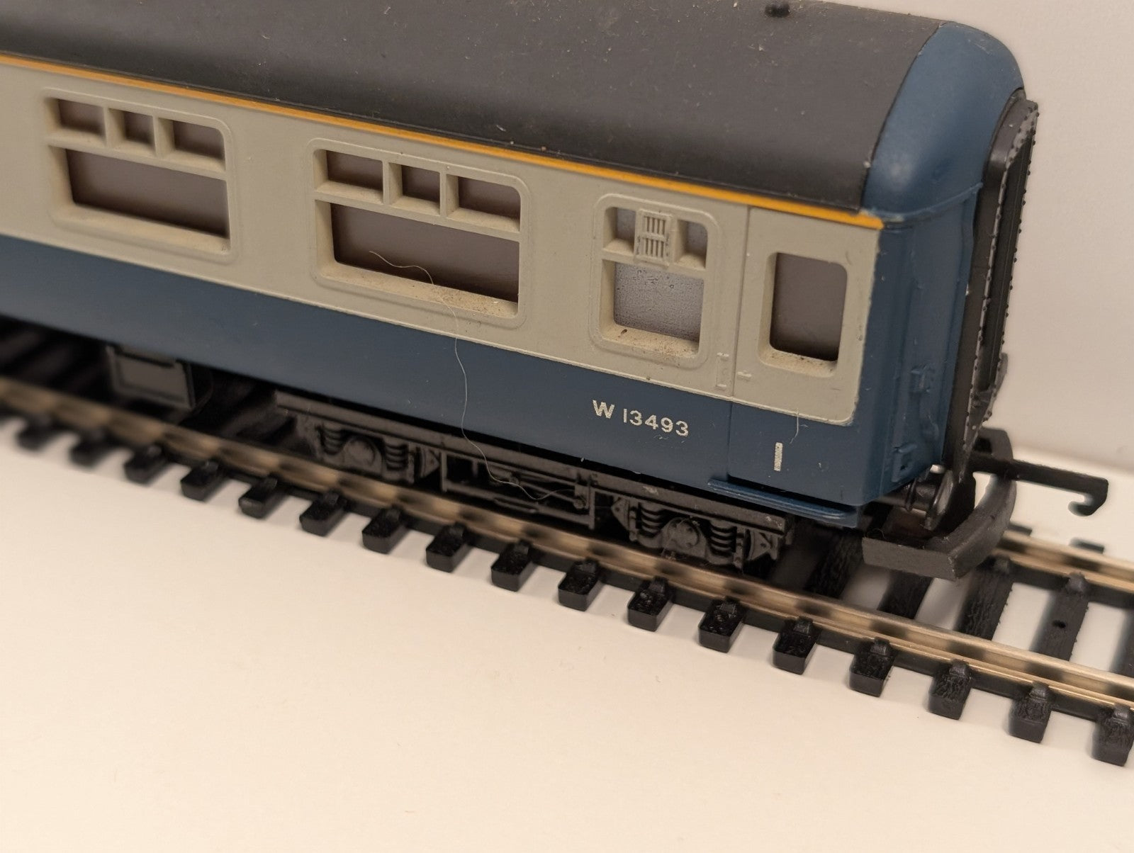 Lima OO Gauge BR Mk2B First Corridor (FK) Coach – W13493