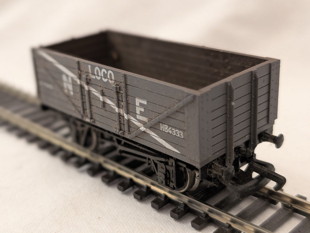 Mainline OO Gauge 37-126 7 Plank Wagon NE Loco Coal Grey