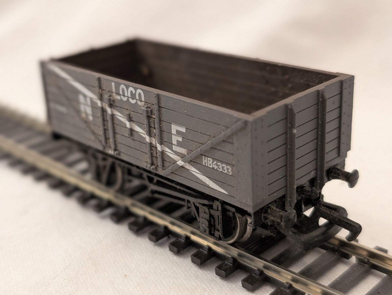 Mainline OO Gauge 37-126 7 Plank Wagon NE Loco Coal Grey