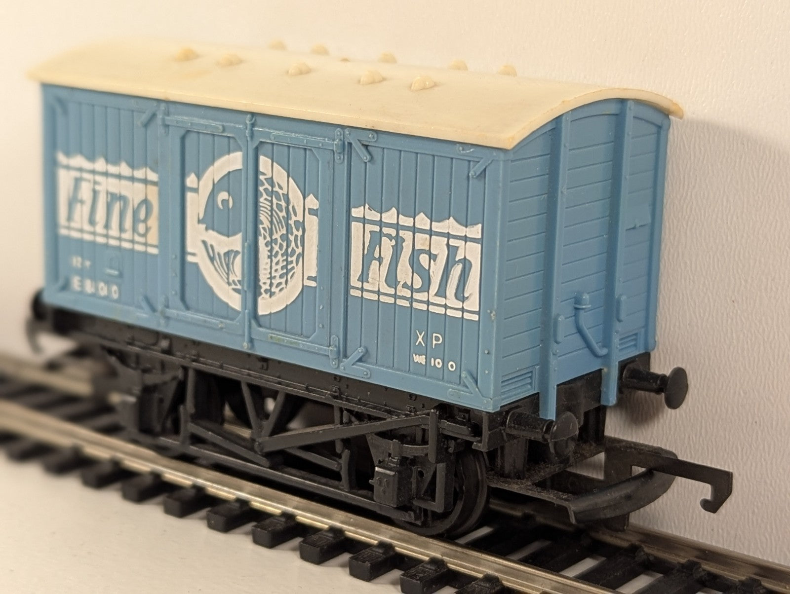 Hornby R013 Fine Fish Van – E81010 – OO Gauge