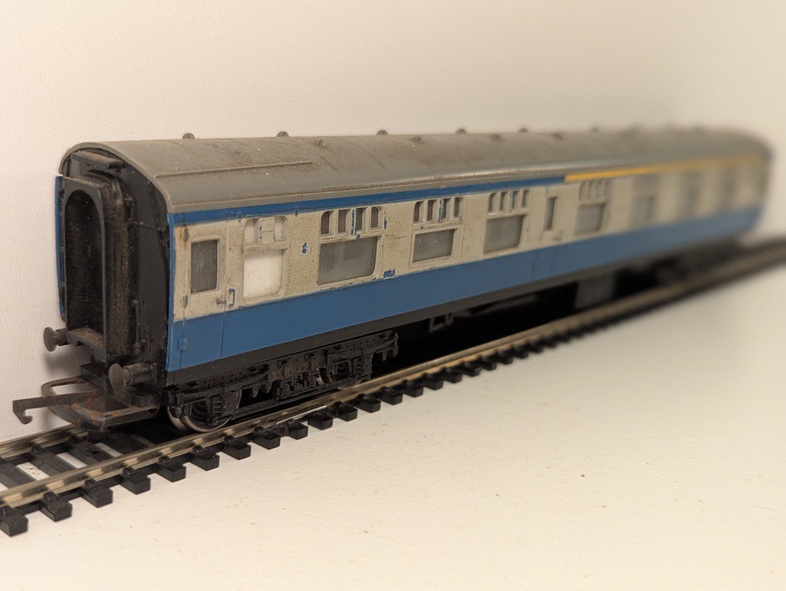 Tri-ang OO Gauge BR Blue MK1 Composite Corridor Coach (Chipped Paint)