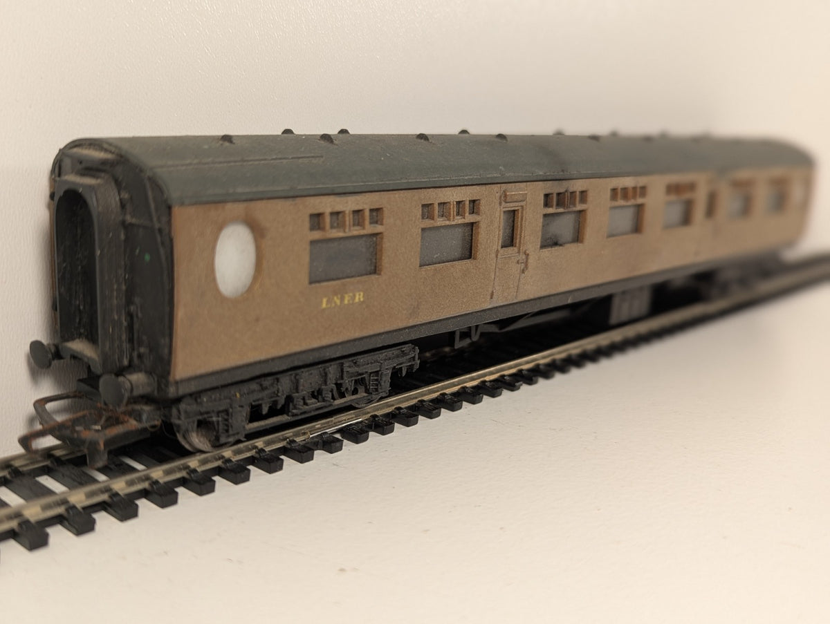 Hornby OO Gauge LNER Corridor Full Third Coach