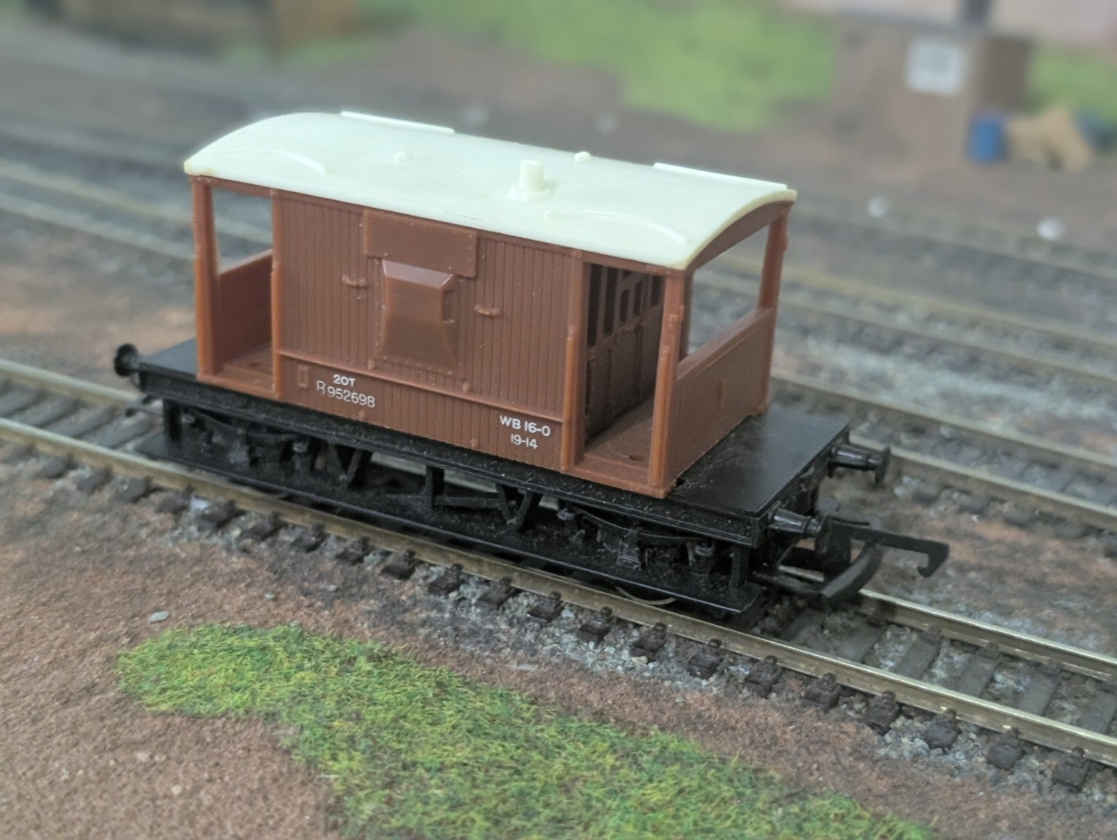 Tri-ang R16C B.R 20 Ton Brake Van B952698