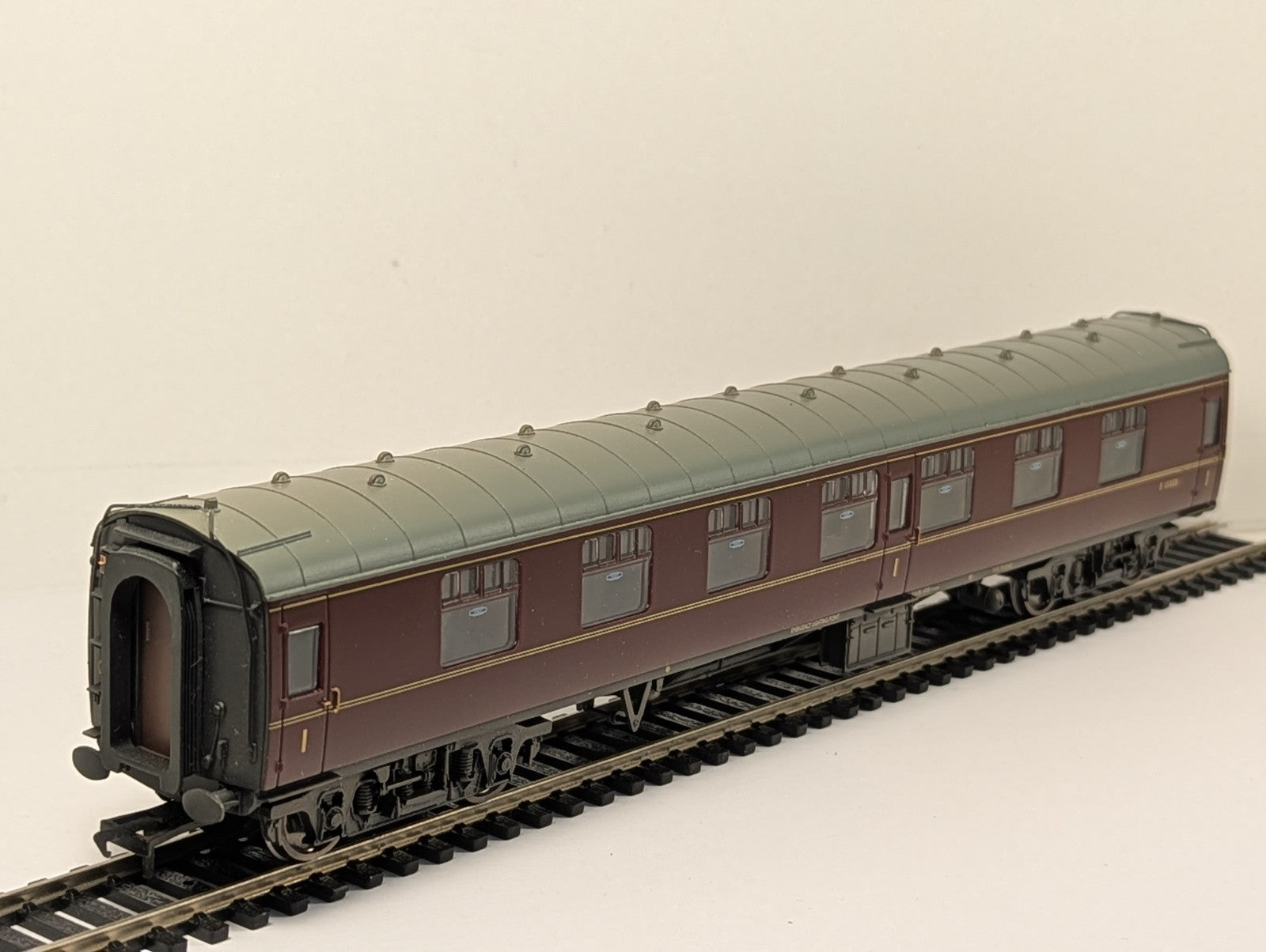 Bachmann 39-051B OO Gauge BR Mk1 FK Corridor First Coach BR Maroon E13333