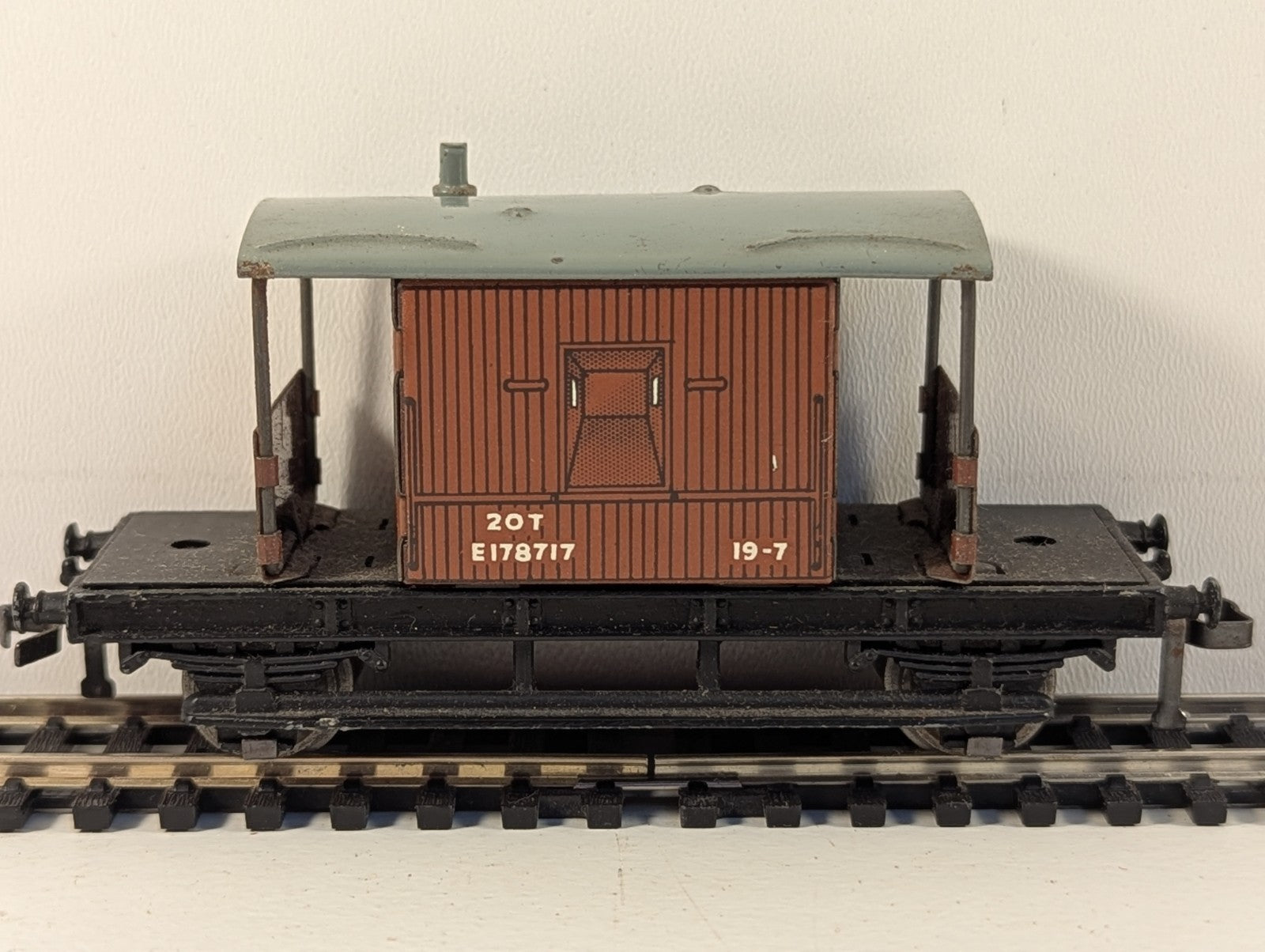 Hornby Dublo OO Gauge Tinplate 20 Ton Goods Brake Van
