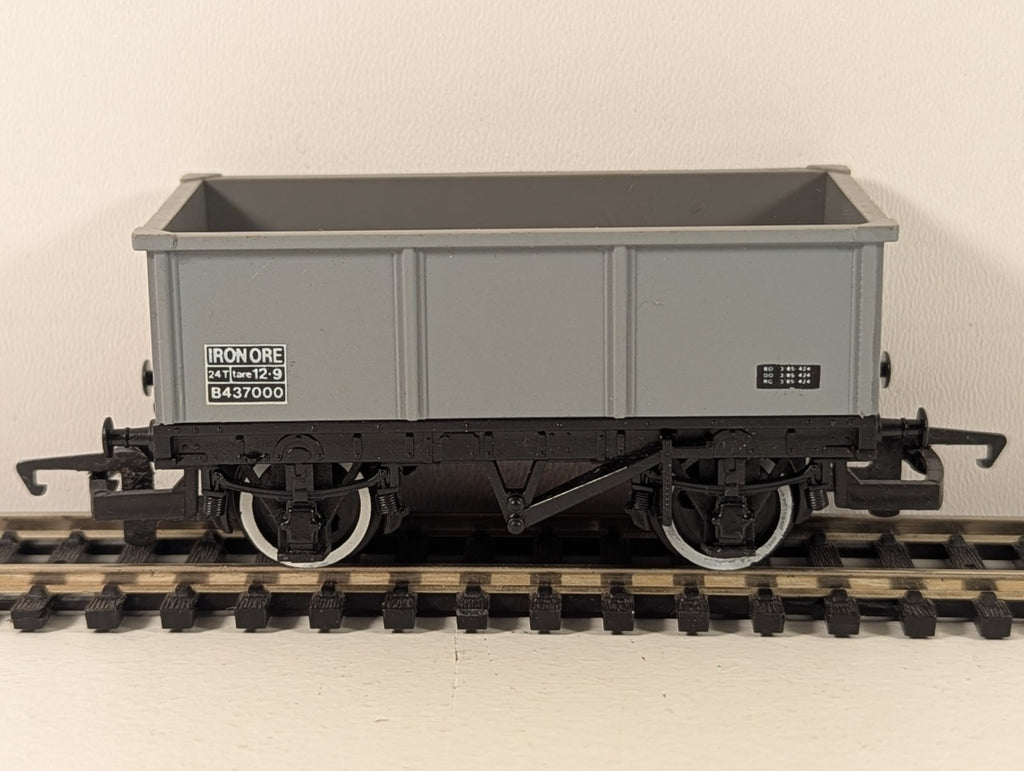 Hornby R081 OO Gauge 24T Iron Ore Tippler Wagon B437000 – BR Grey