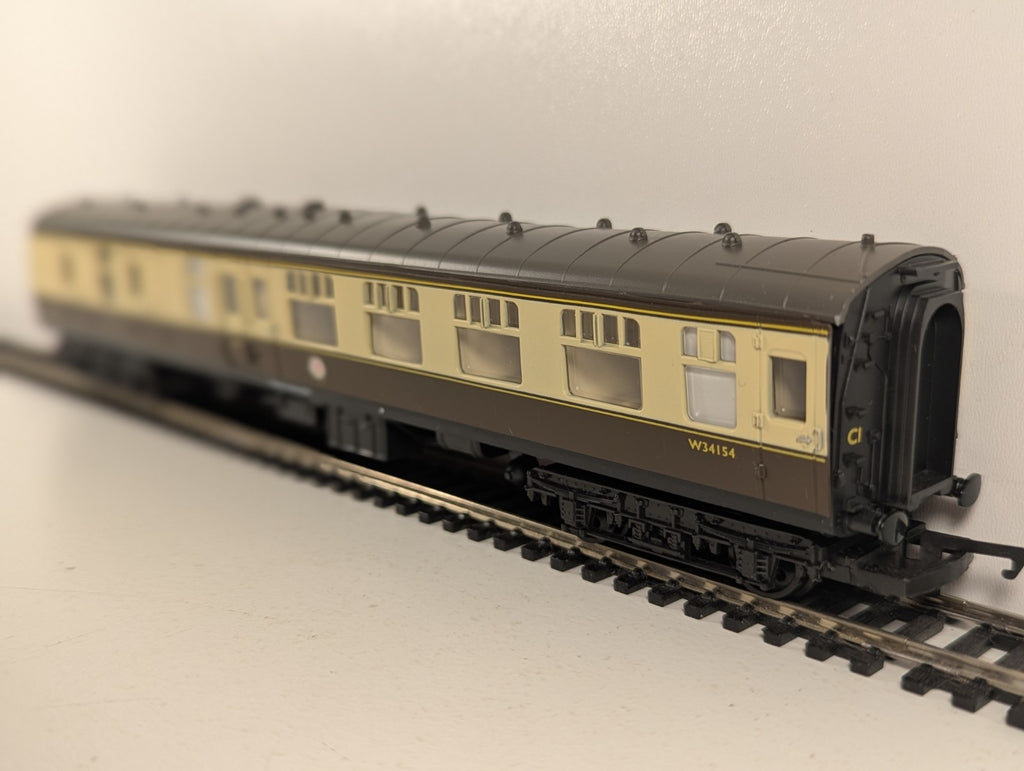 Hornby OO Gauge BR Mk1 Brake Second Corridor (BSK) Passenger Coach