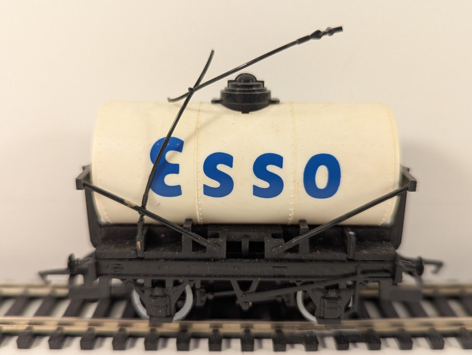 Hornby R096 OO Gauge White Esso Tanker Broken Cross Piece