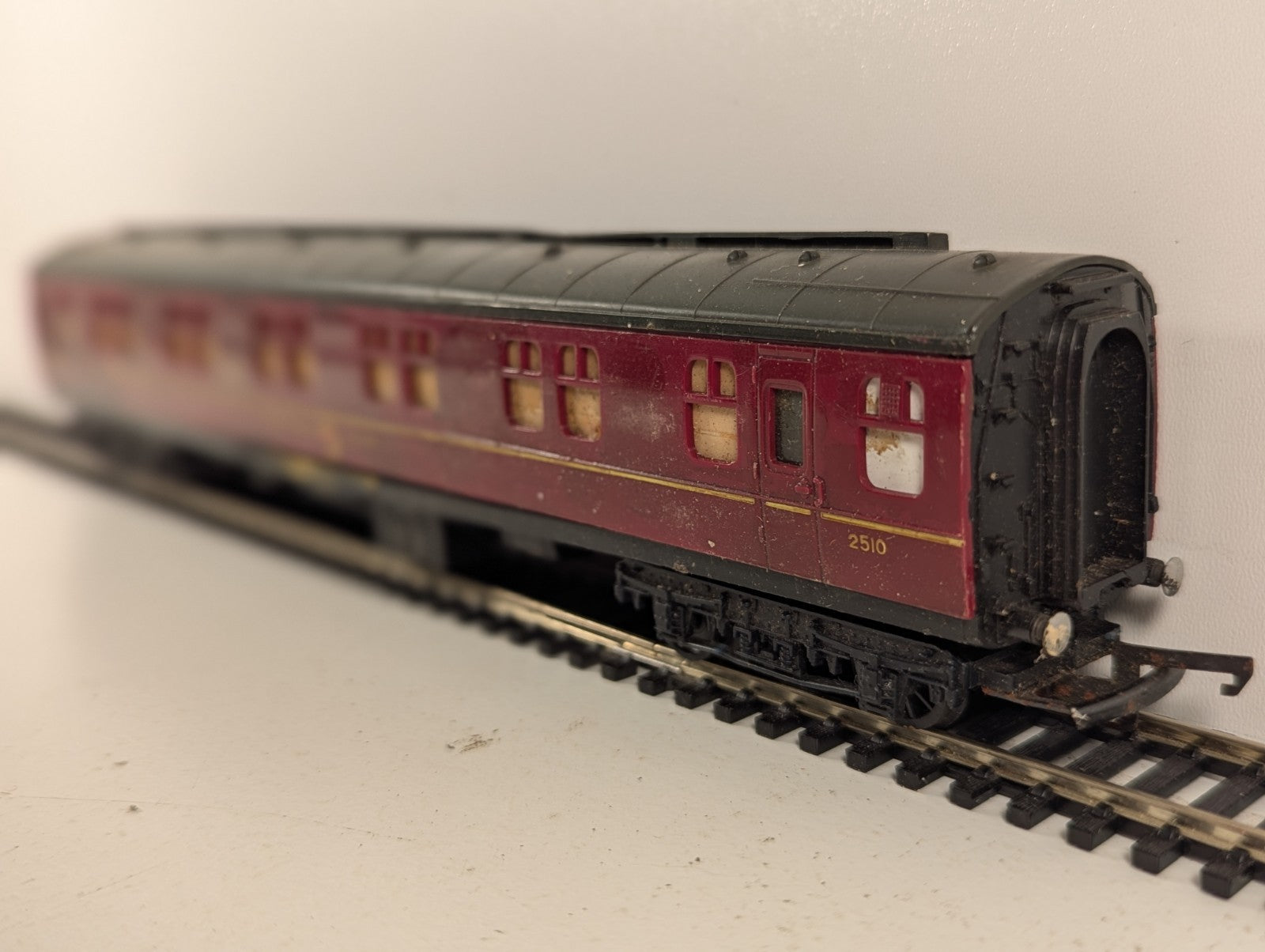 Tri-ang OO Gauge LMS Type Sleeping Car Passenger Coach 2510 BR Maroon