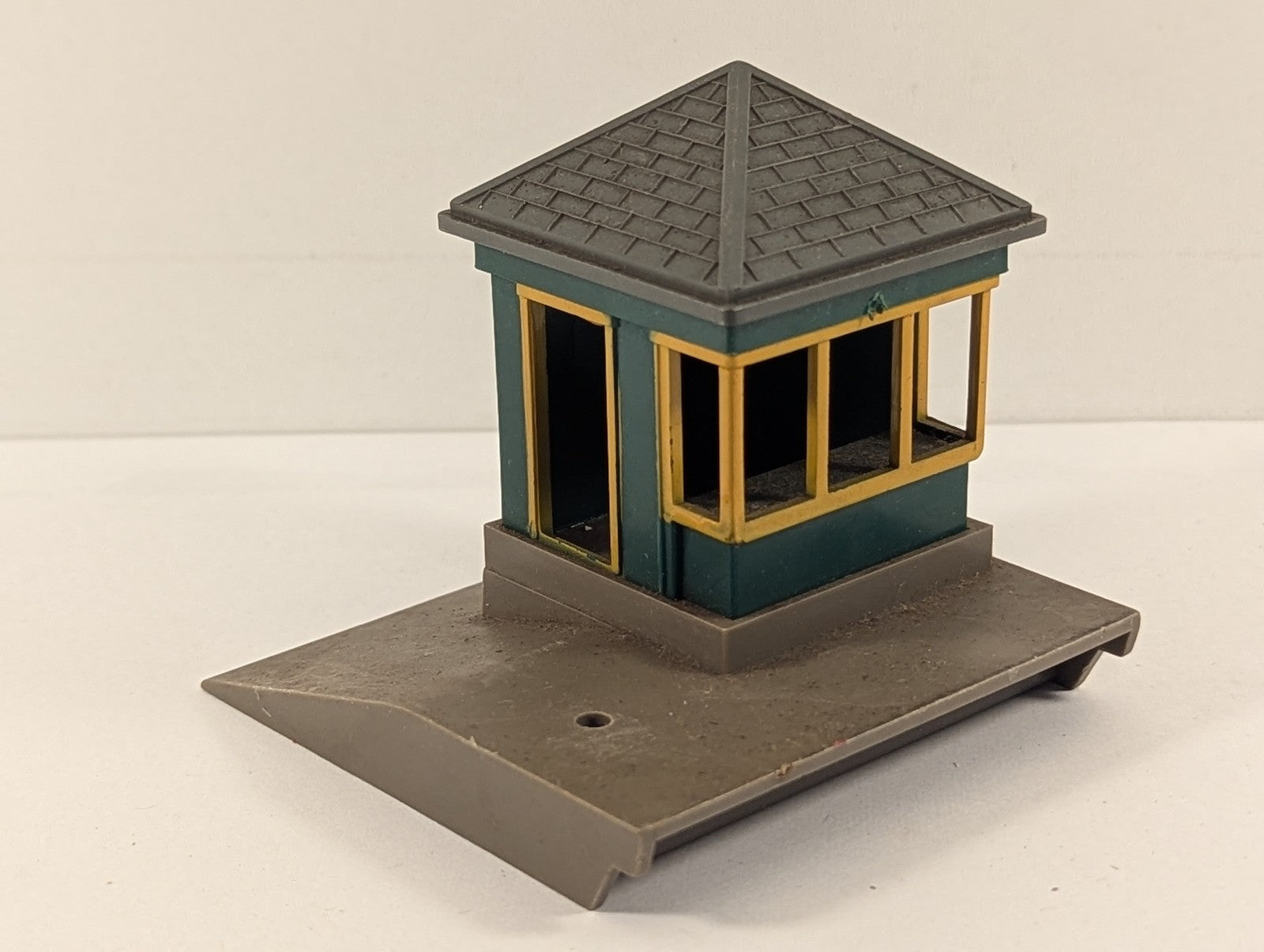 Tri-ang OO Gauge Gatekeeper's Hut Building Green and Yellow R72