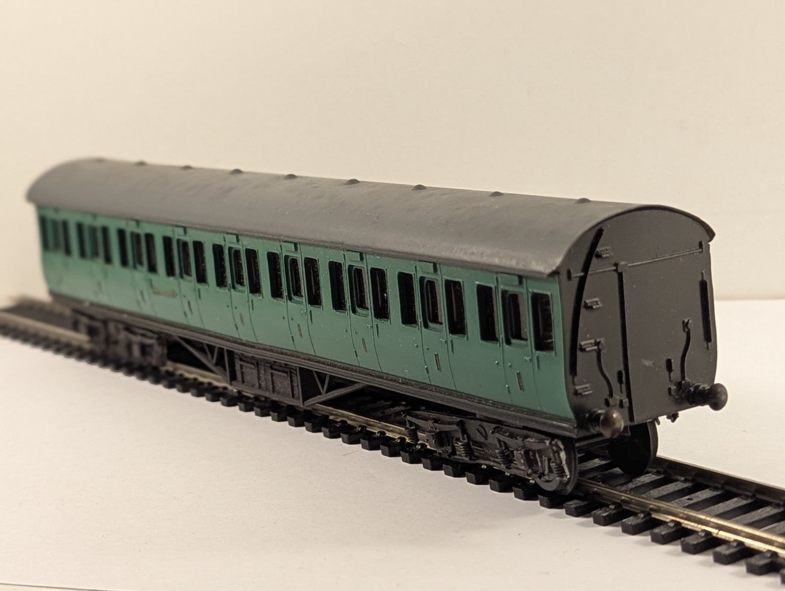 Graham Farish OO Gauge Southern Railway Suburban Coach Green - Missing Coupling