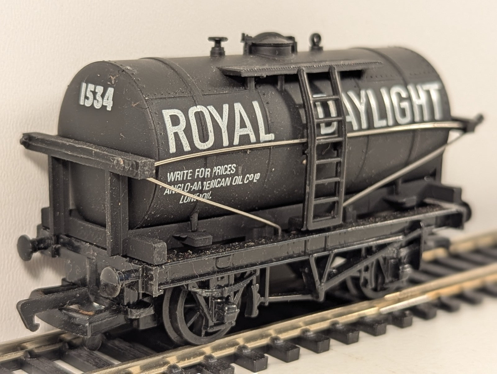 Mainline Railways OO Gauge Black Royal Daylight 14 Ton Tank Wagon