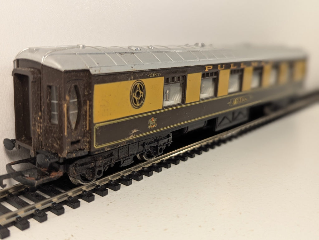 Hornby R223 OO Gauge Pullman First Class Parlour Car "Agatha"