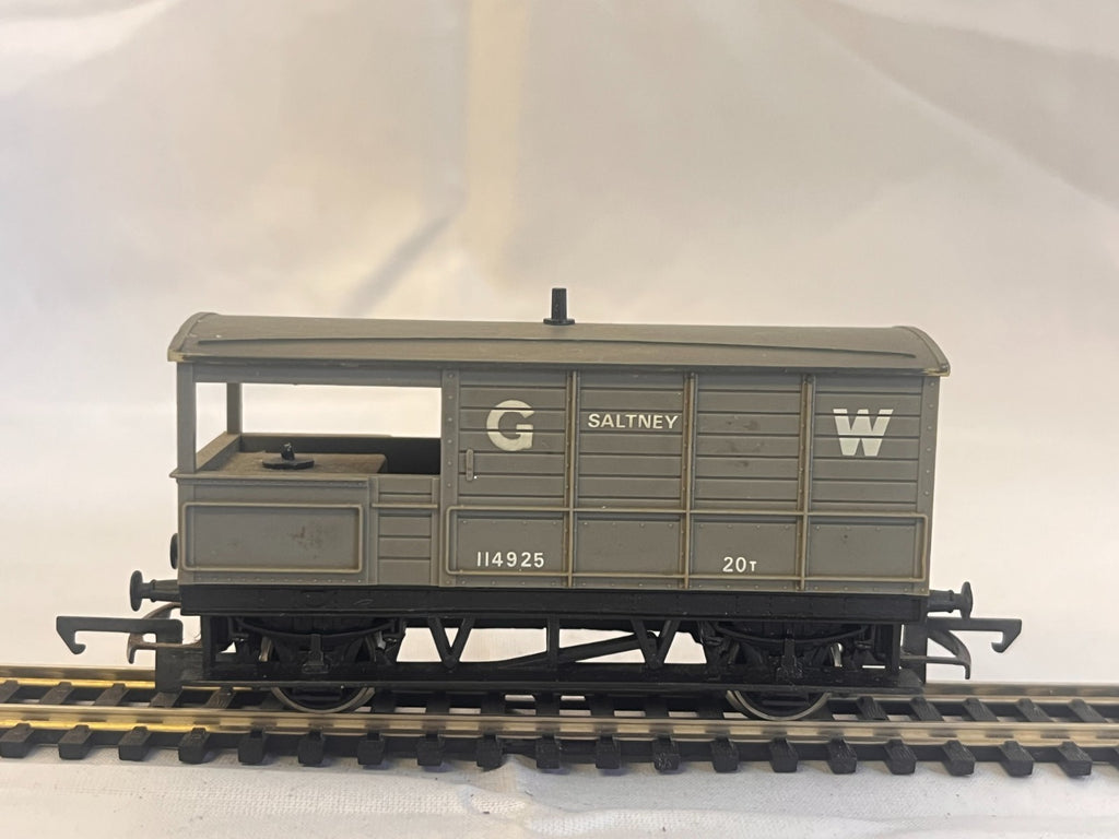 Hornby OO Gauge GWR 20 Ton Toad Brake Van Saltney Grey