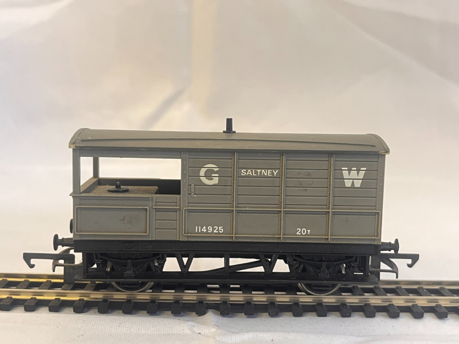 Hornby OO Gauge GWR 20 Ton Toad Brake Van Saltney Grey