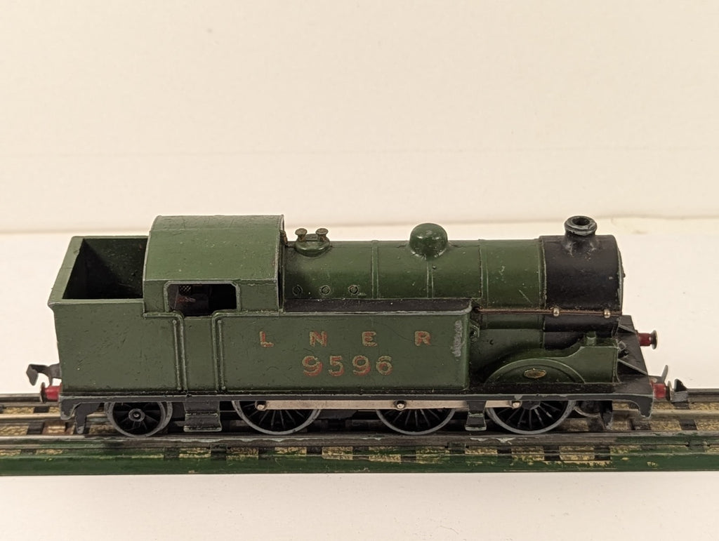 Hornby Dublo EDL7 OO Gauge 3-Rail LNER 0-6-2T Locomotive 9596
