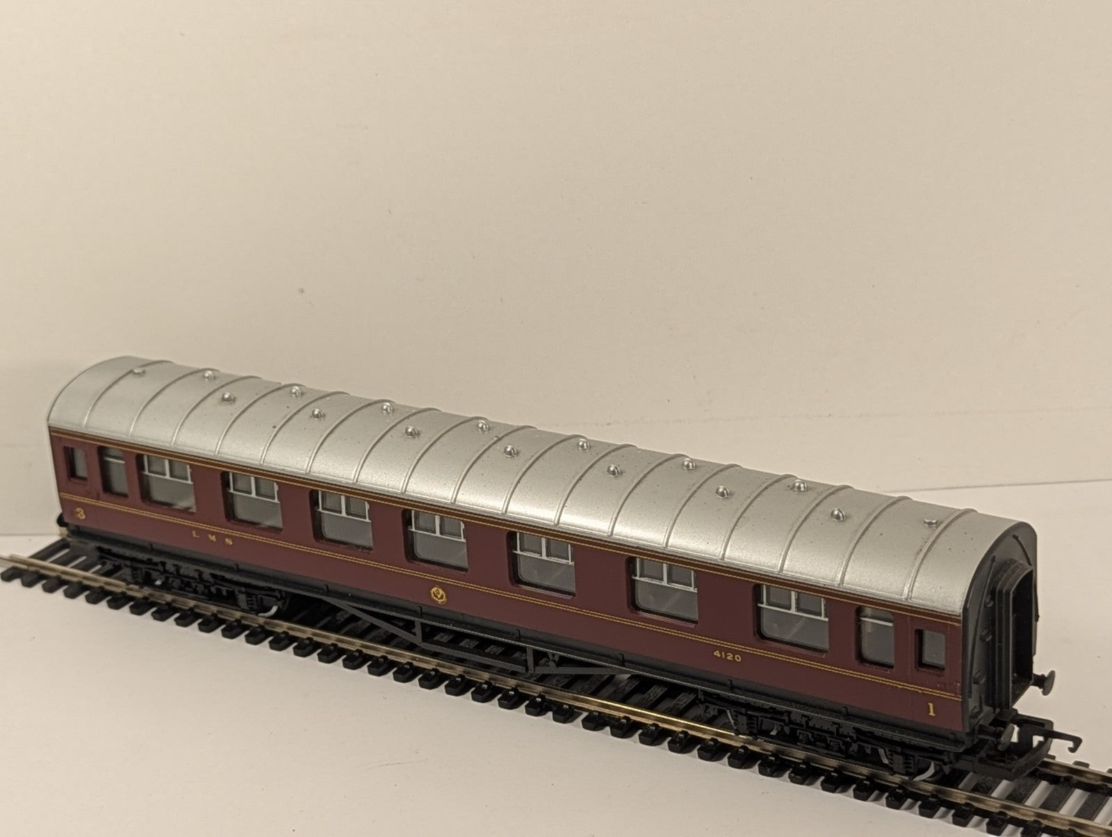 Hornby R474 OO Gauge LMS Composite Coach 4120