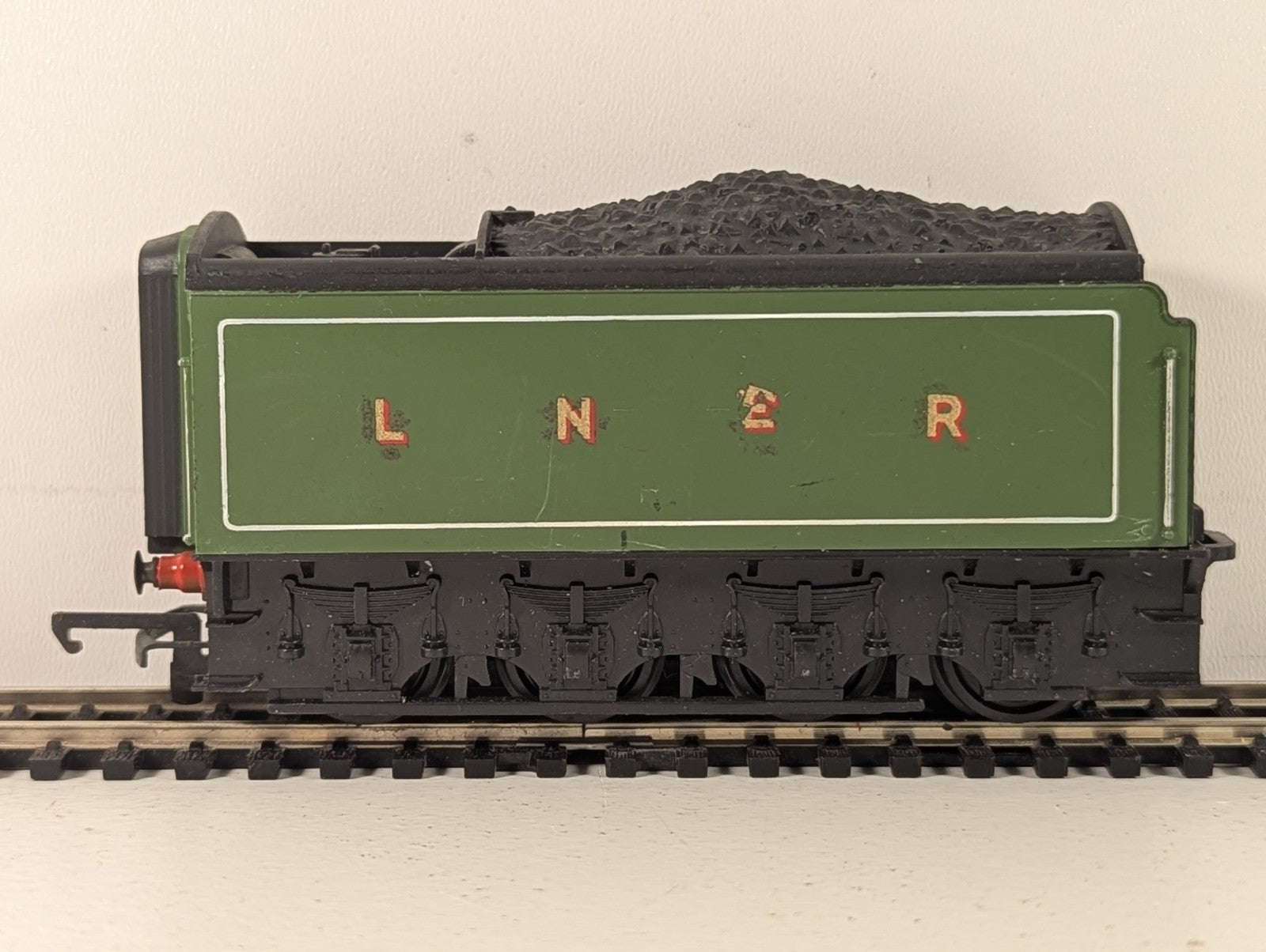 Tri-ang Hornby OO Gauge LNER Corridor Tender LNER Apple Green