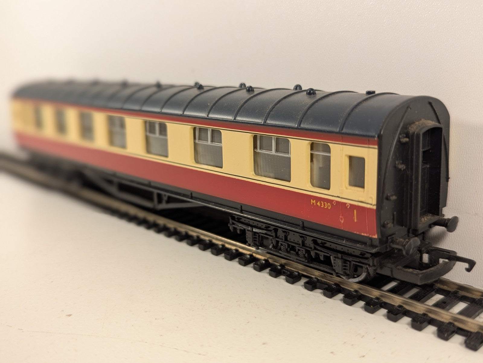 Hornby R423 LMS Composite Coach