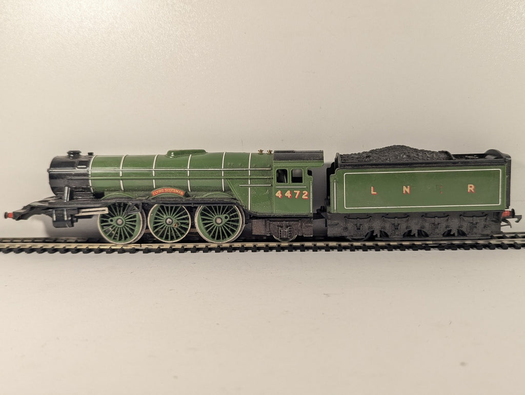 Hornby OO Gauge Flying Scotsman Steam Locomotive 4472 LNER Green Poor Runner