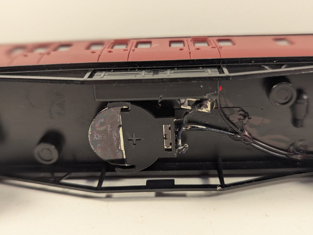 Dapol OO Gauge Stanier 57ft Brake Coach M20572 BR Carmine – Lights
