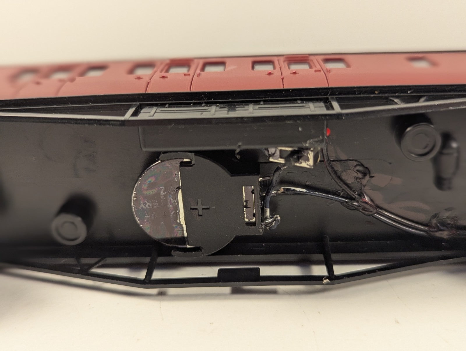 Dapol OO Gauge Stanier 57ft Brake Coach M20572 BR Carmine – Lights