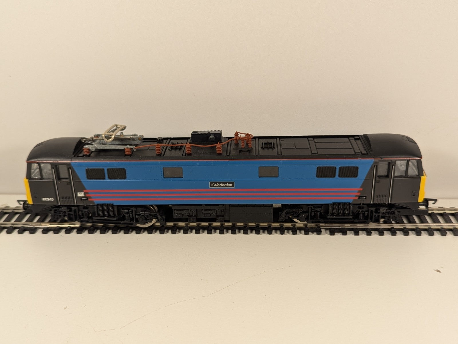 Hornby R2242 Virgin Bo-Bo Electric Locomotive Class 86 No. 86245 “Caledonian”