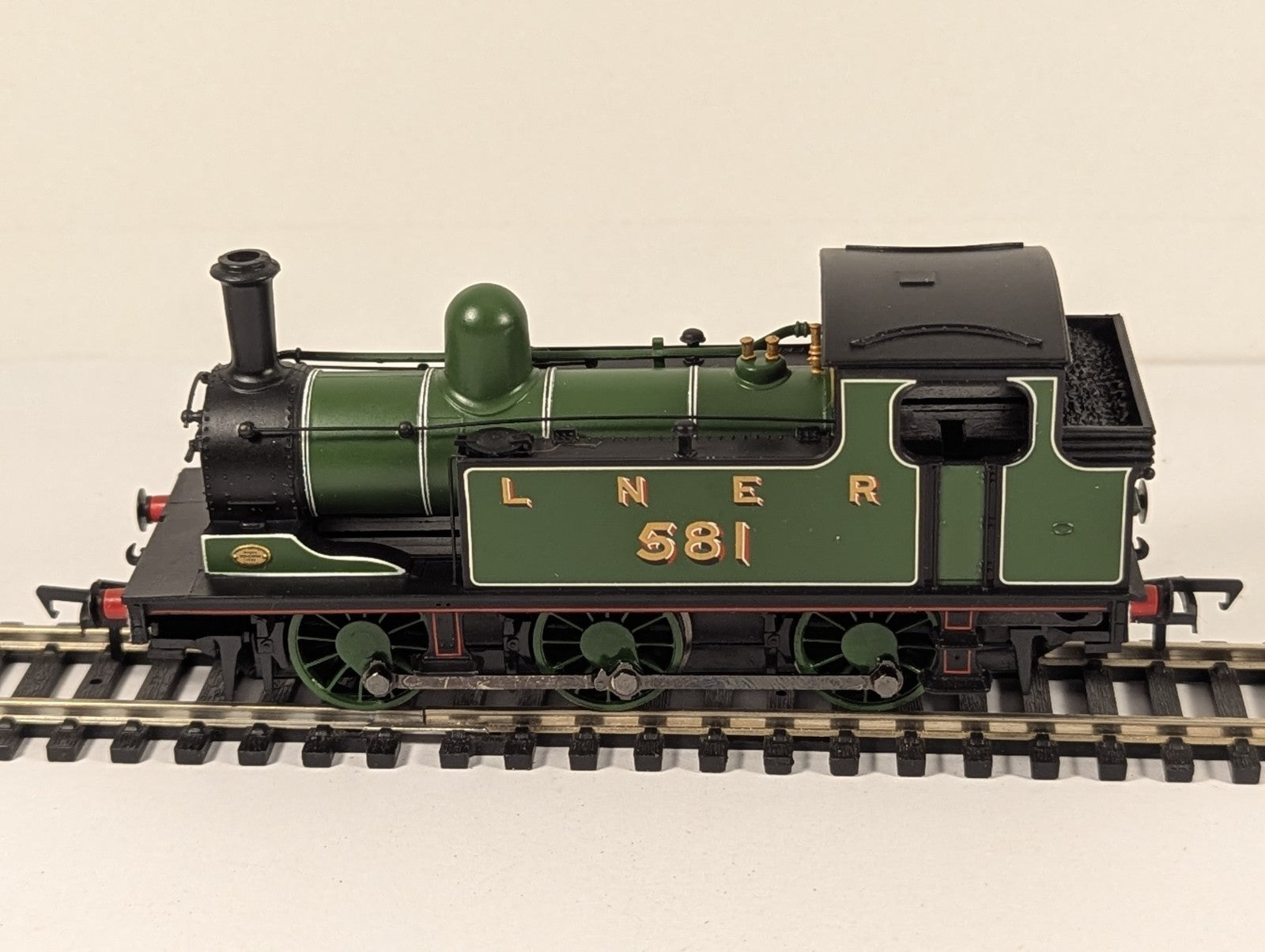 Bachmann Branchline 30-060b Class J72 0-6-0T 581 in LNER green - Limited Edition