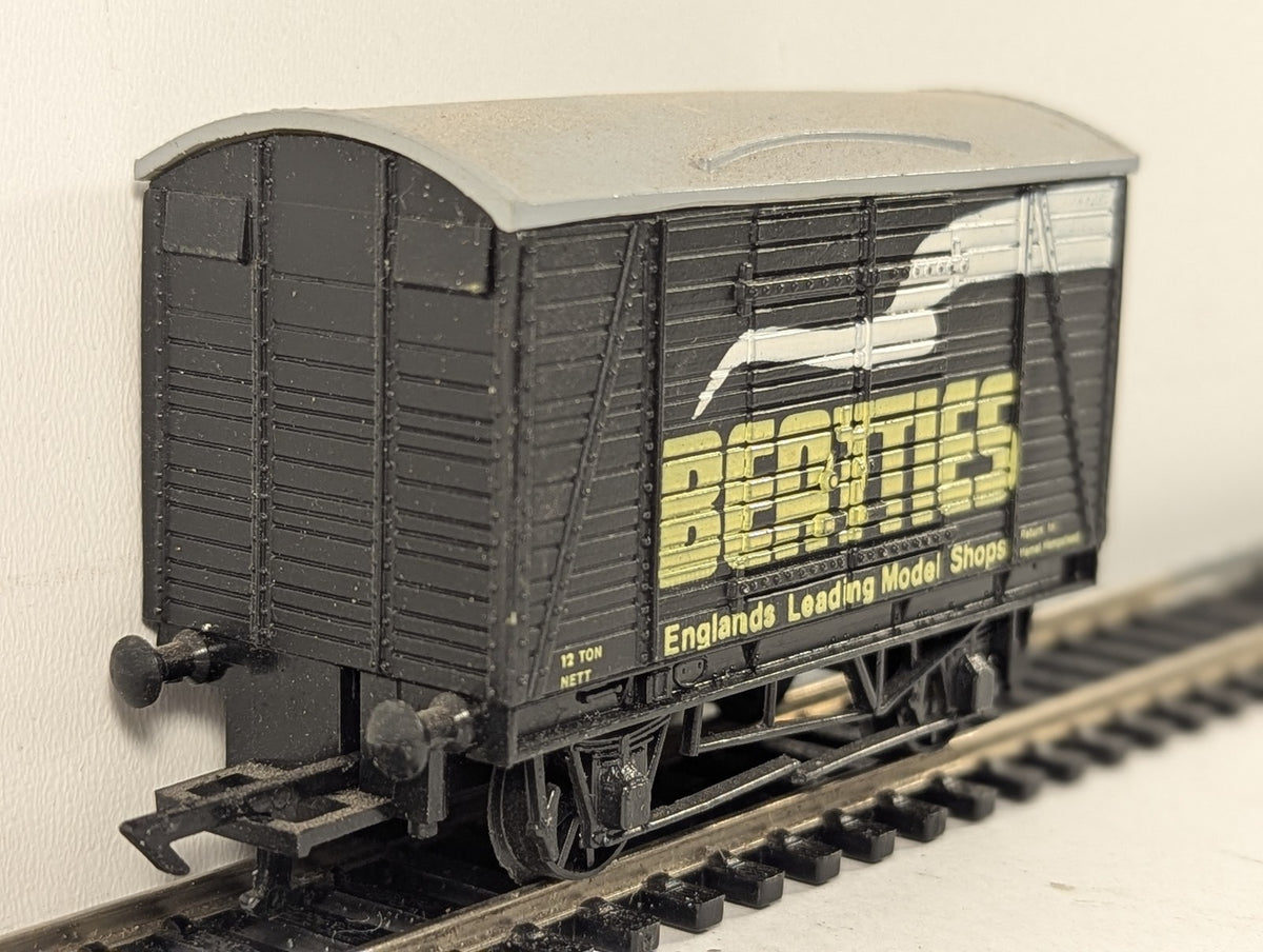 Graham Farish OO Gauge 12 Ton Ventilated Van Goods Wagon Beatties