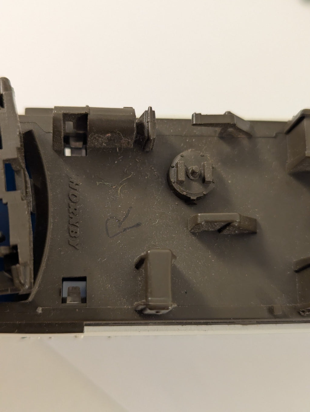 Hornby R698 OO Gauge Class 110 Centre Coach Missing Corridor End and buffers