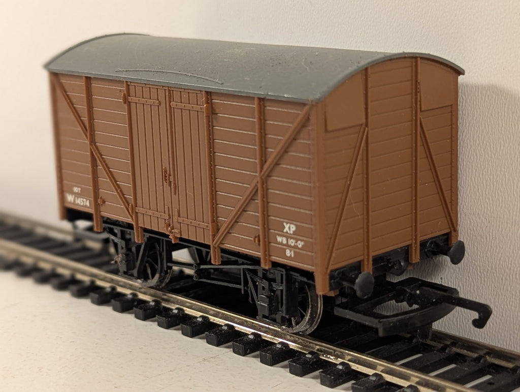 Hornby OO Gauge BR 10t Planked Ventilated Van Rolling Stock W14574