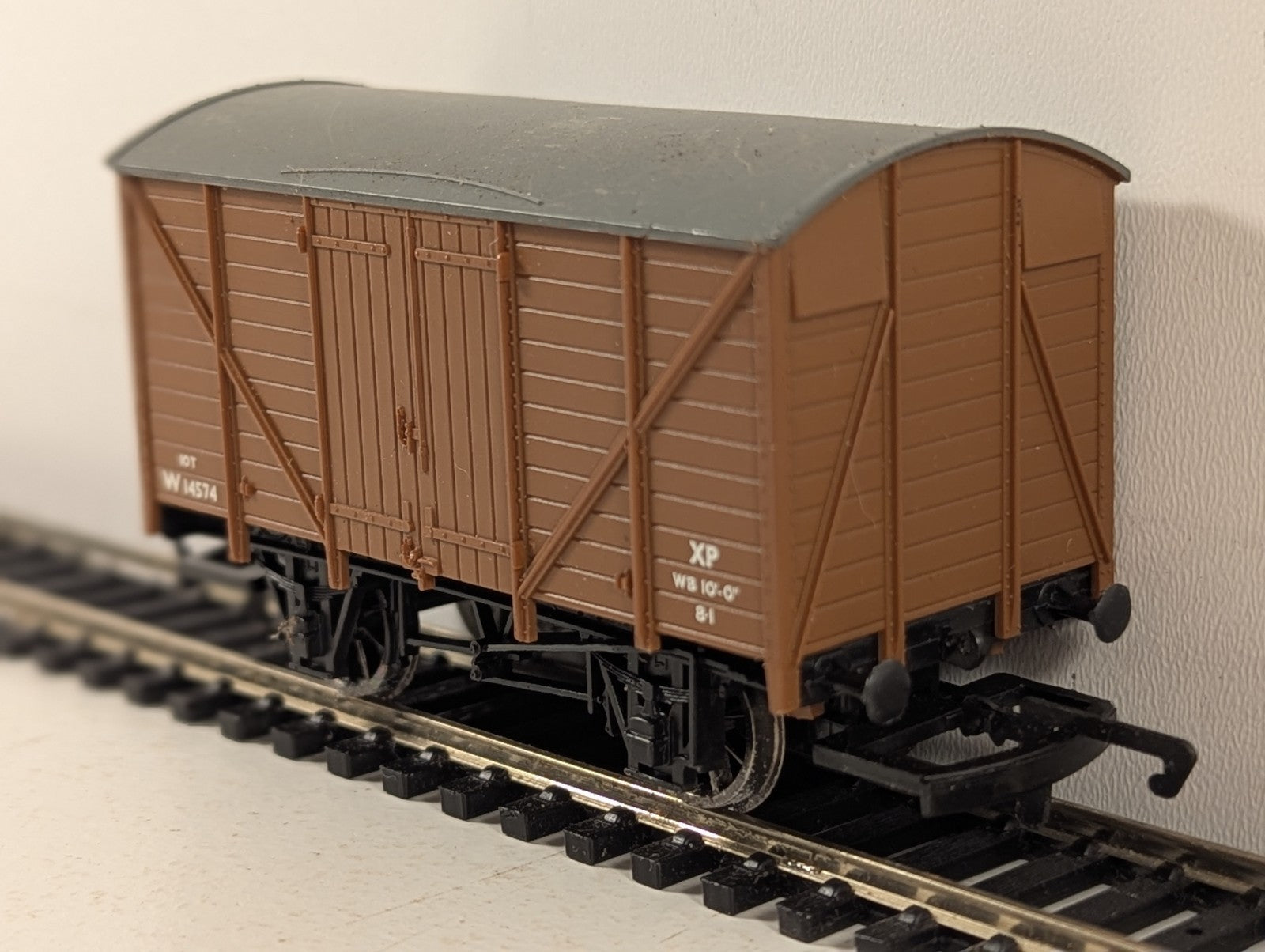Hornby OO Gauge BR 10t Planked Ventilated Van Rolling Stock W14574