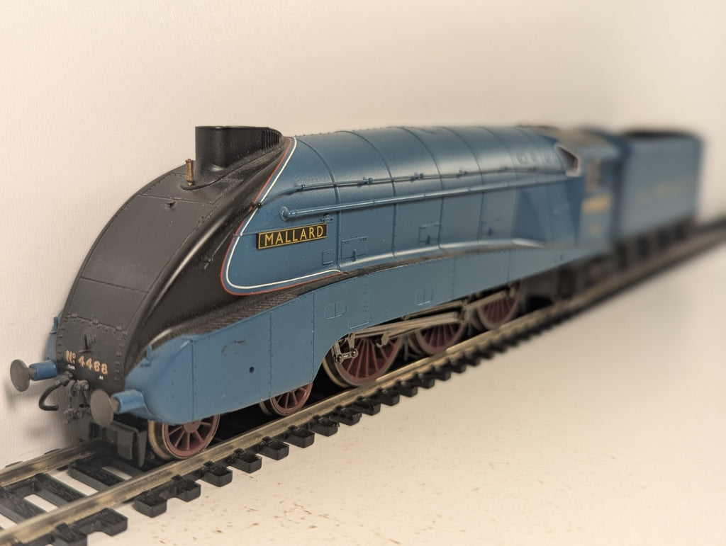 Hornby R2339 DCC Fitted LNER Class A4 Locomotive 'Mallard' 4468 LNER Garter Blue