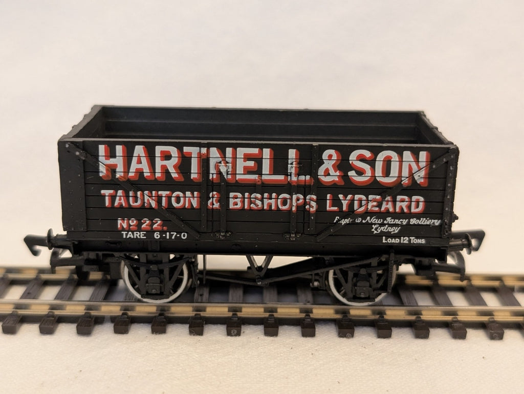 Bachmann OO Gauge 8 Plank Wagon Hartnell & Son Goods Wagon 22 37-11