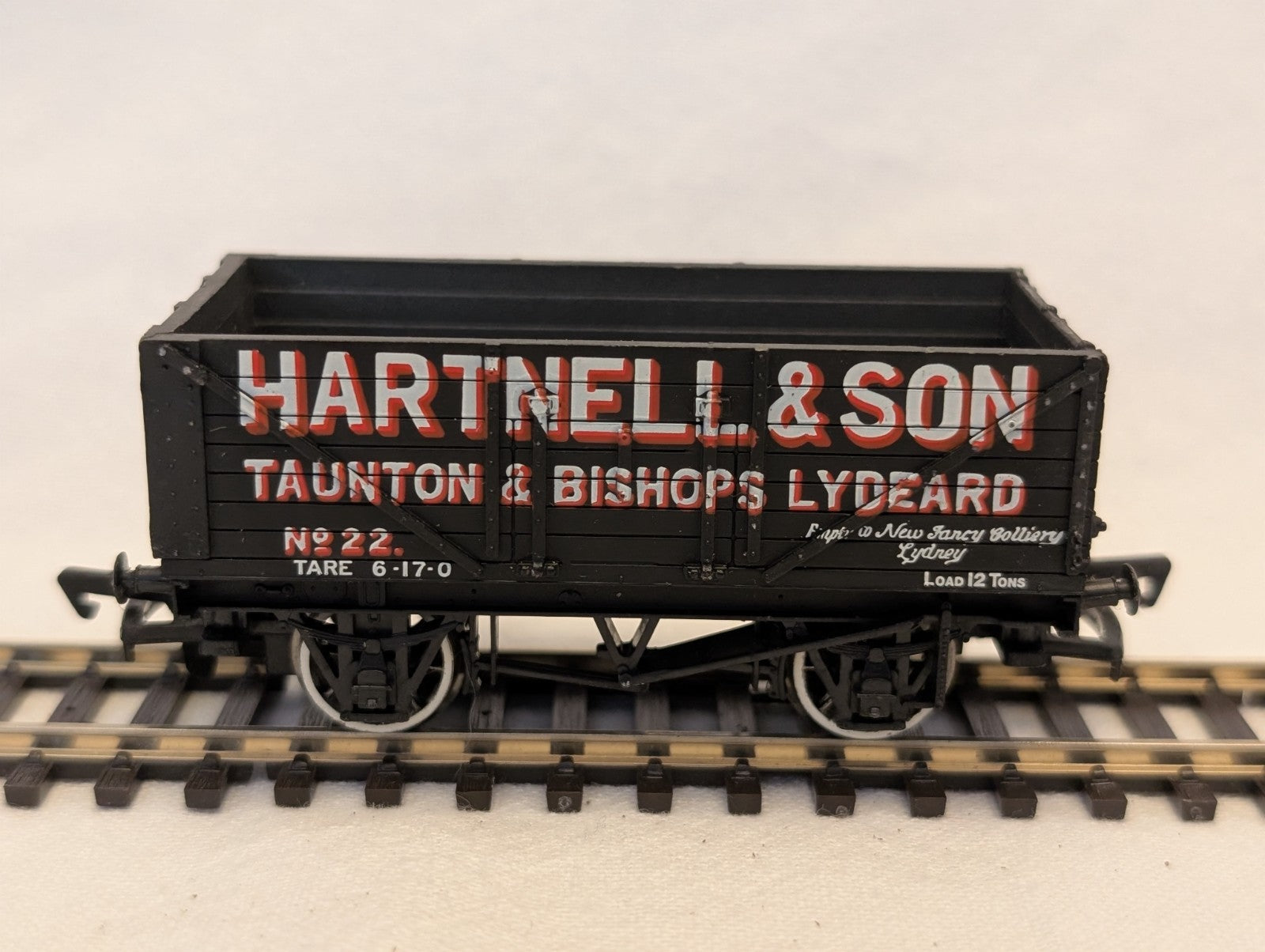 Bachmann OO Gauge 8 Plank Wagon Hartnell & Son Goods Wagon 22 37-11