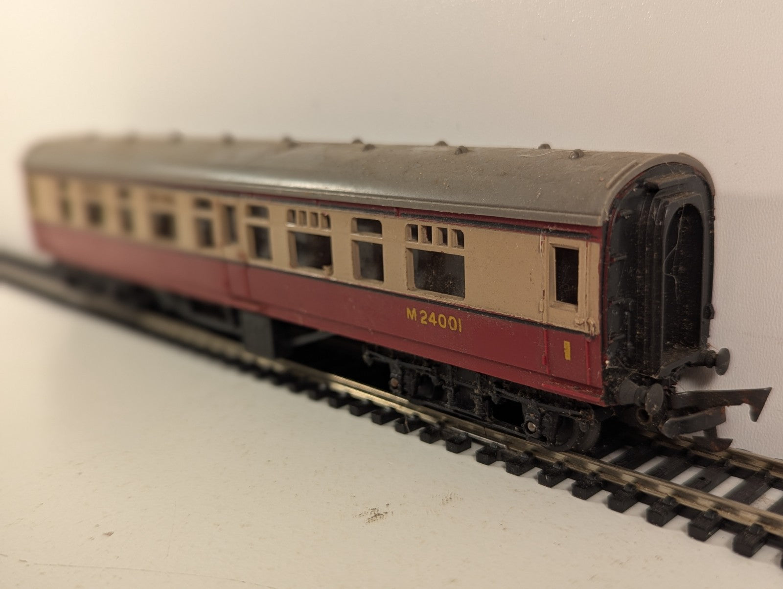 Tri-ang OO Gauge BR Crimson and Cream Composite Coach Passenger Coach