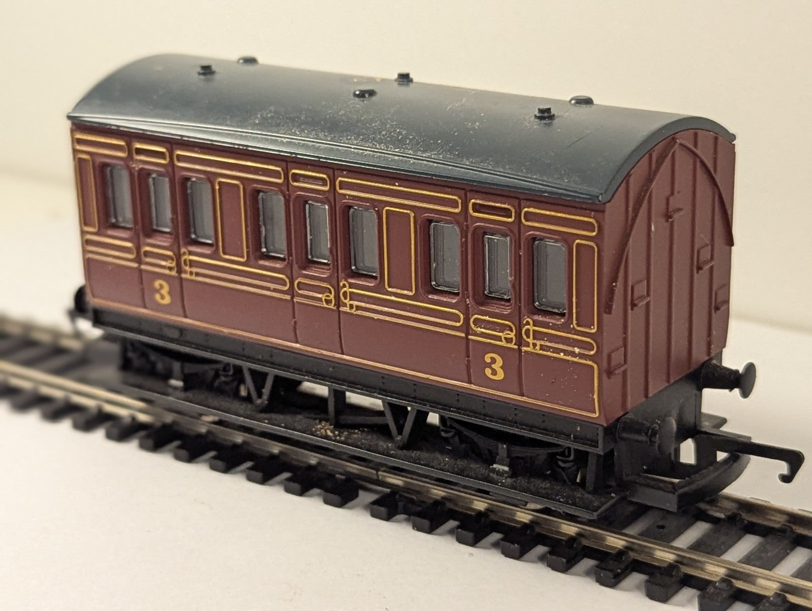 Hornby R468 OO Gauge LMS 4 Wheel Third Class Coach Maroon
