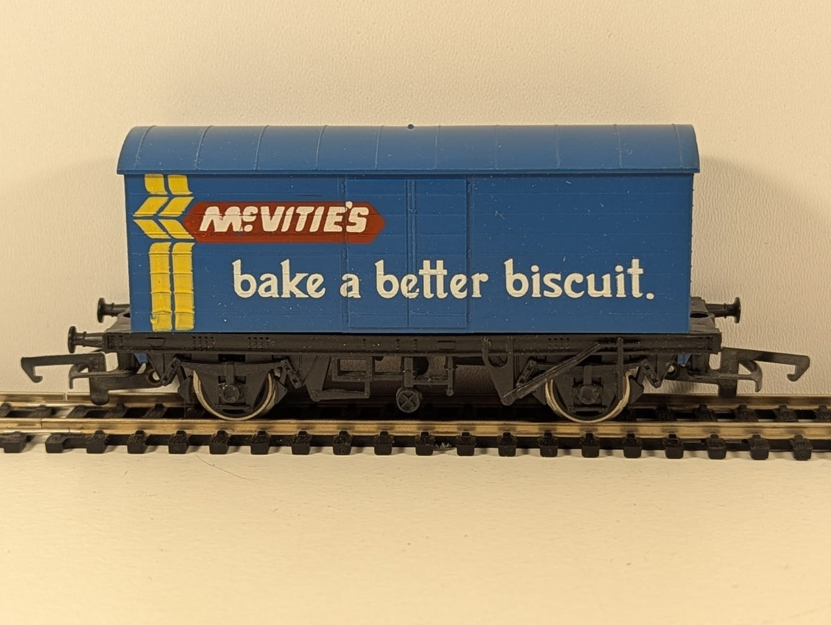 Hornby R727 OO Gauge McVitie’s Biscuits Closed Van