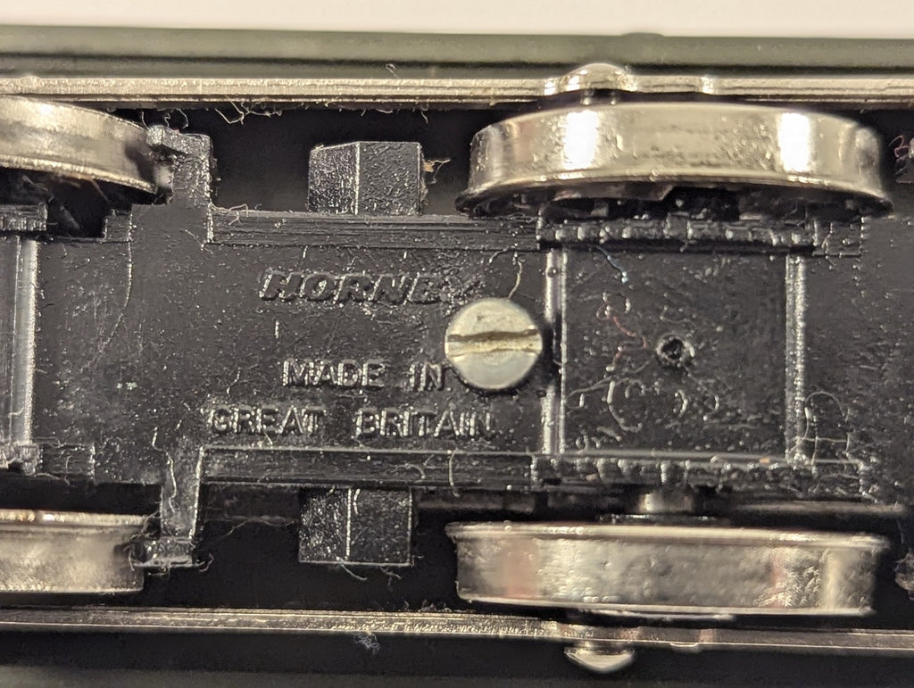 Hornby OO Gauge Class 0F 0-6-0T Steam Locomotive 104