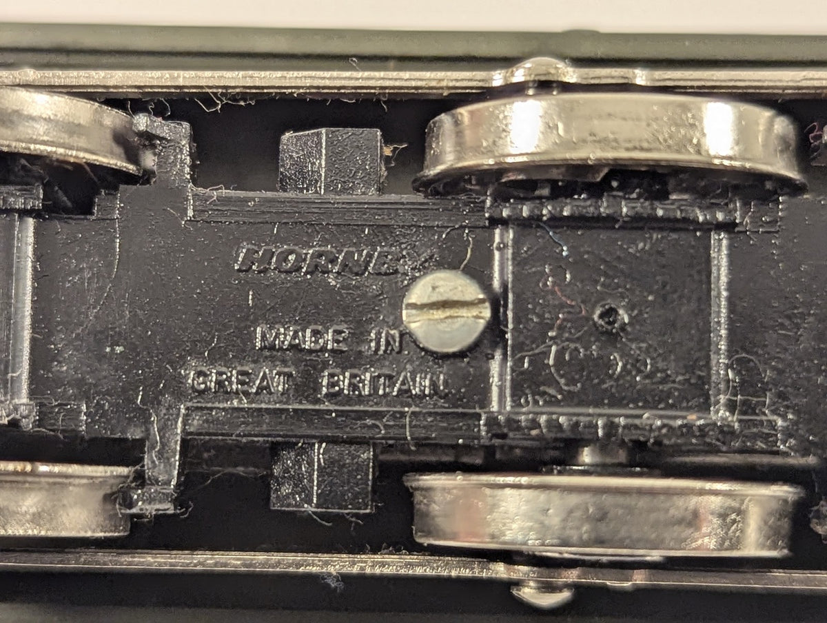 Hornby OO Gauge Class 0F 0-6-0T Steam Locomotive 104