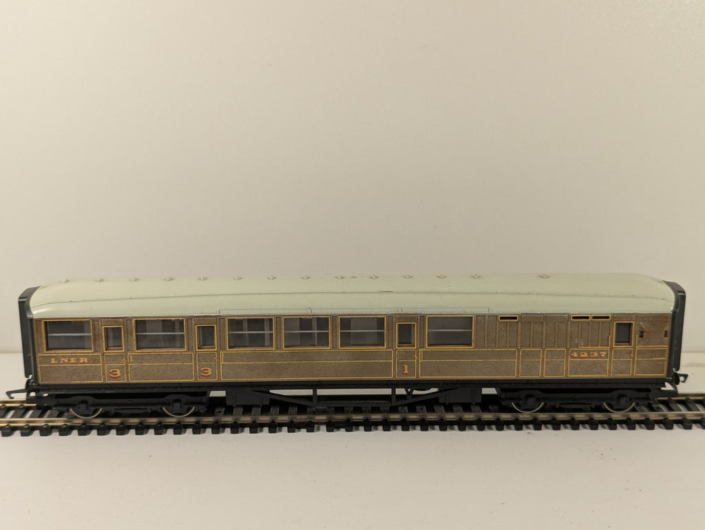 Hornby RailRoad OO Gauge LNER Teak Brake Coach R4333