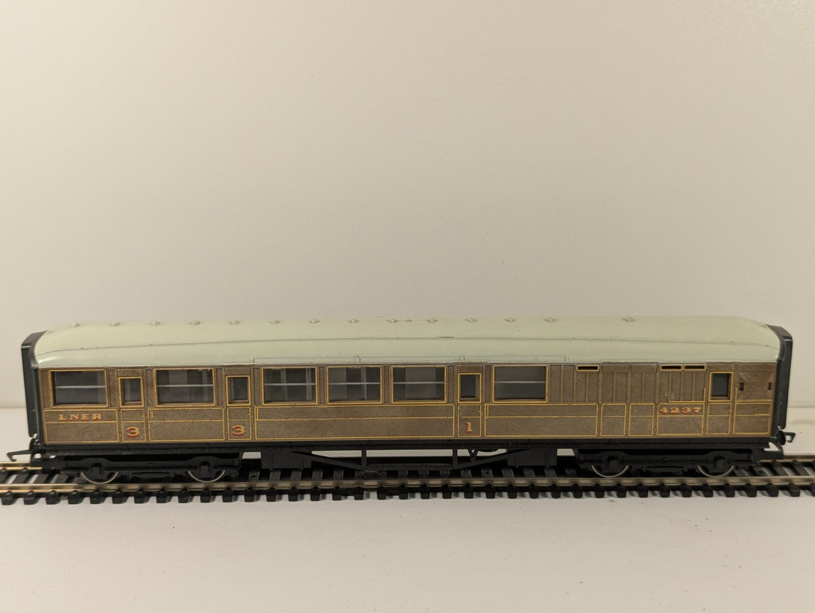 Hornby RailRoad OO Gauge LNER Teak Brake Coach R4333