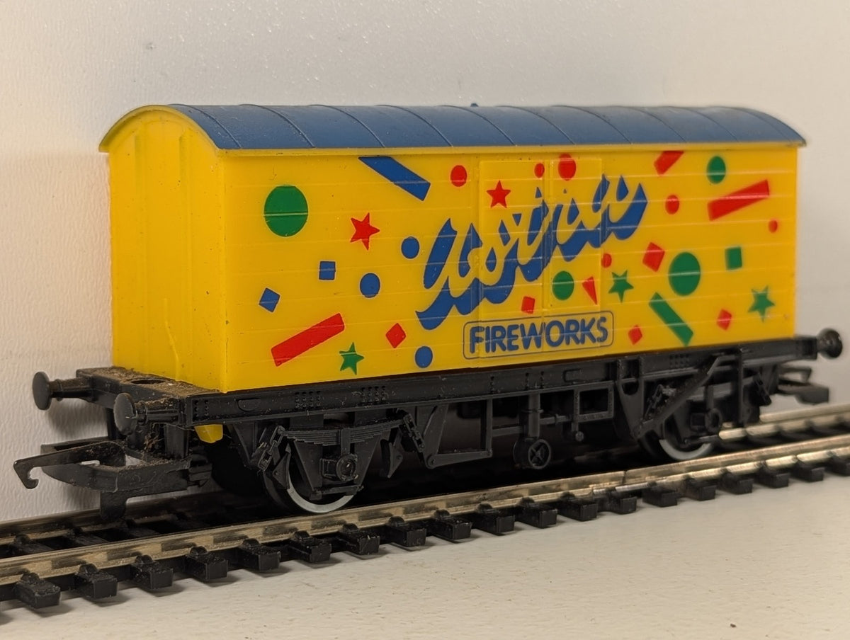 Hornby OO Gauge Astra Fireworks Van Goods Wagon Yellow (Astra Fireworks) R238