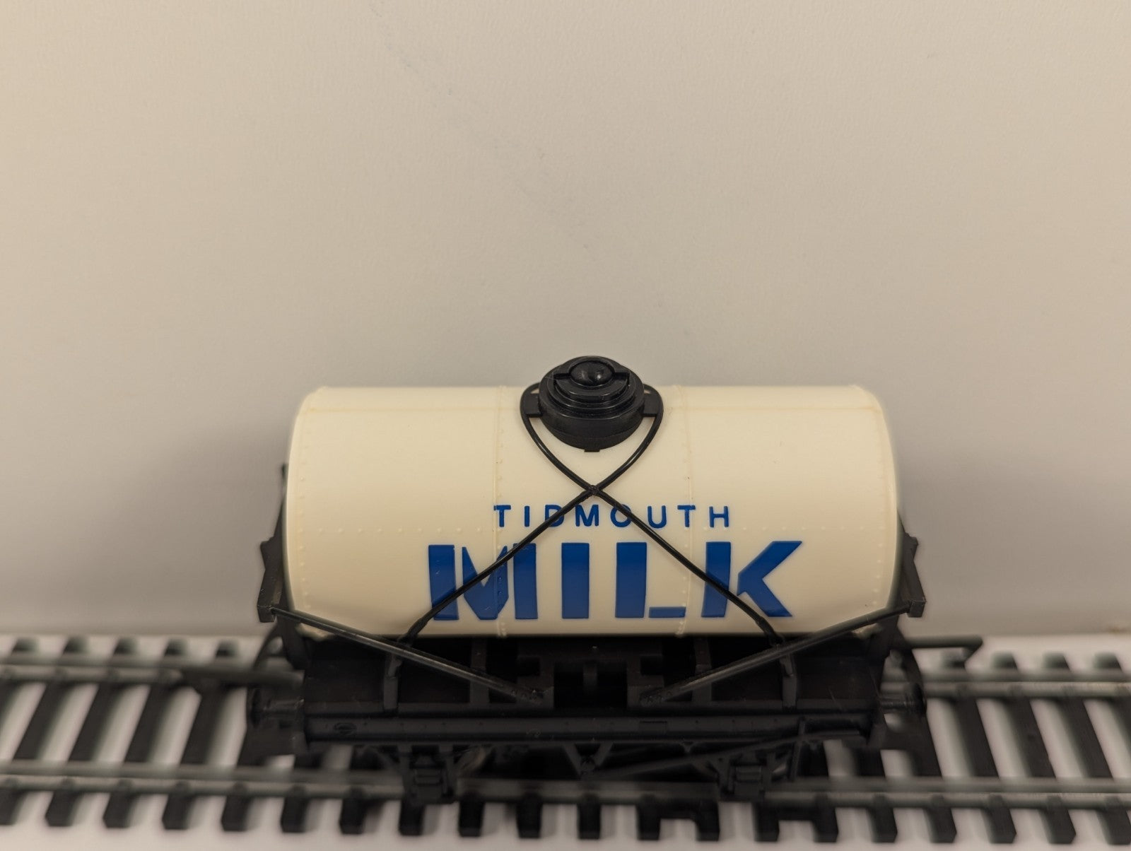 Hornby R105 OO Tidmouth Milk Tank Wagon