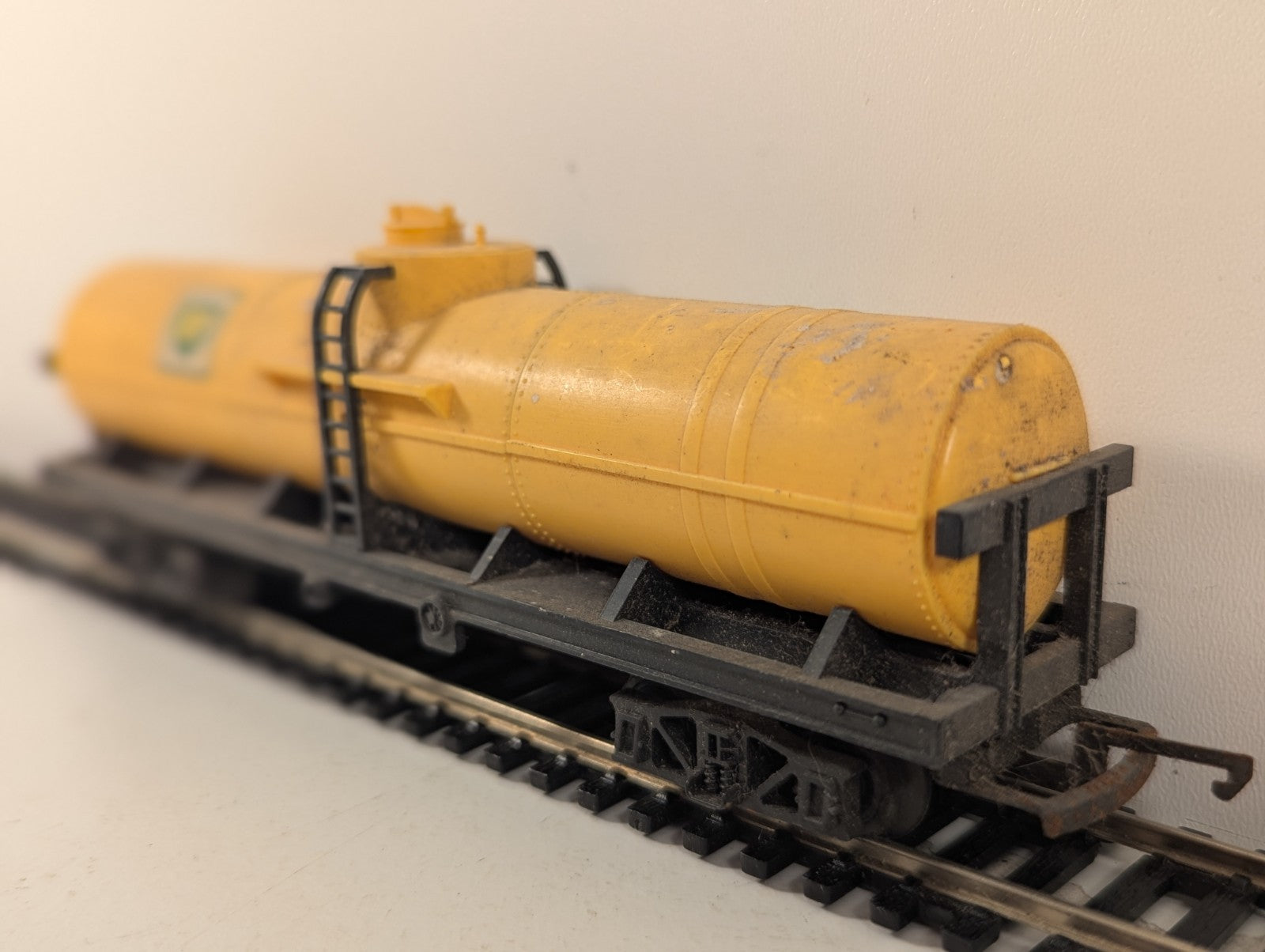Tri-ang R117 BP Tank Wagon OO Gauge
