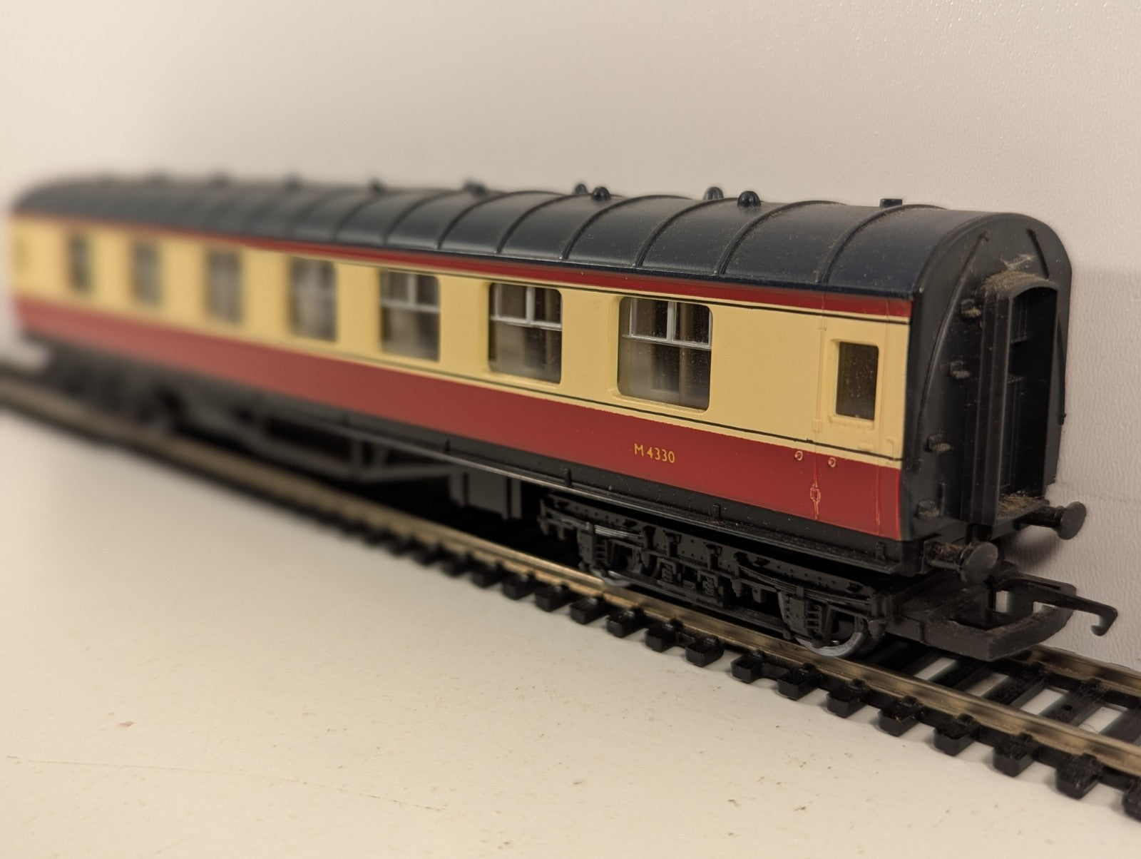 Hornby R423 LMS Composite Coach