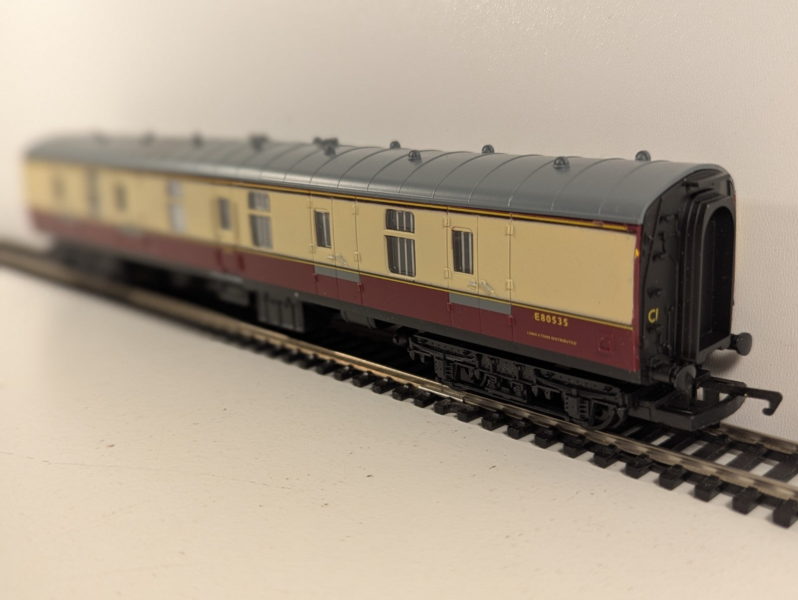 Hornby R4073 BR Mk1 BG Corridor Brake Coach E80535 Maroon & Cream - Boxed