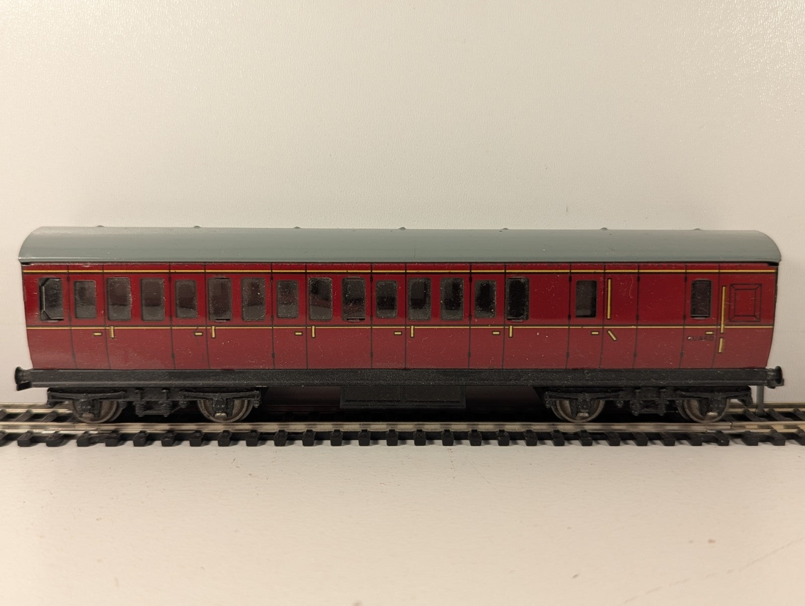 Hornby Dublo OO Gauge Tinplate BR Maroon Suburban Brake Coach