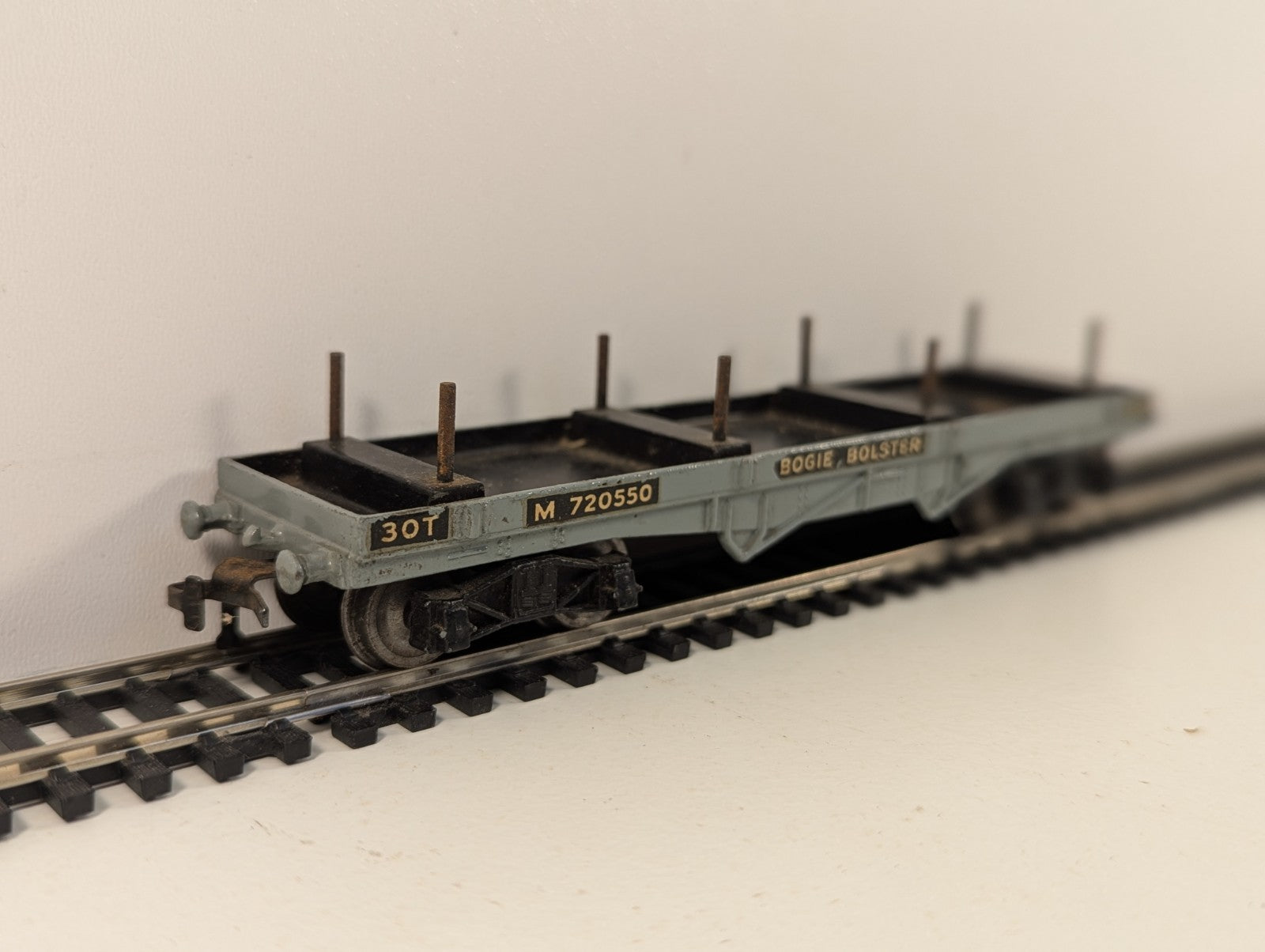 Hornby Dublo 32051 OO Gauge BR Grey Bogie Bolster Wagon - Wrong Box